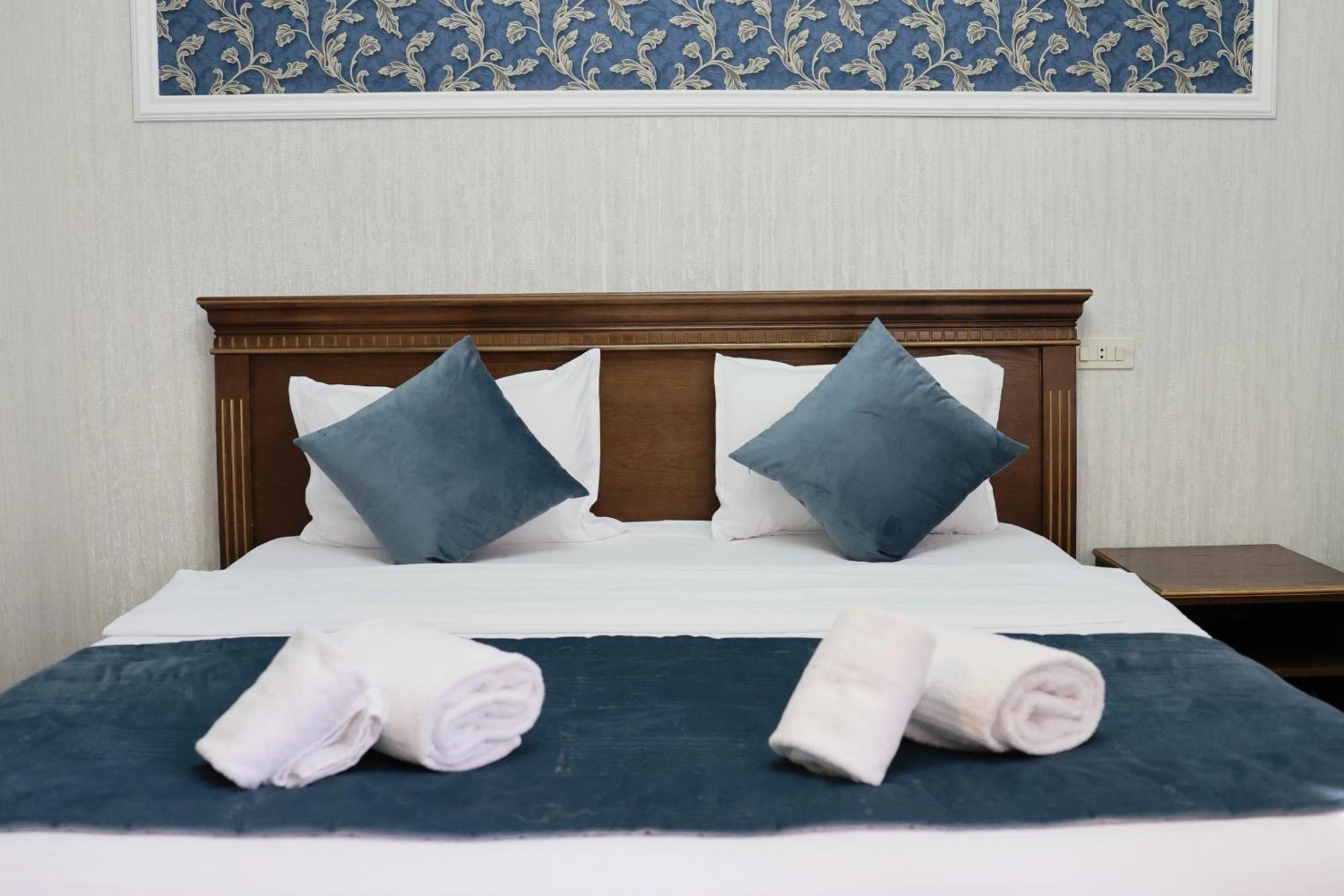Royal Renaissance Hotel エレバン エクステリア 写真