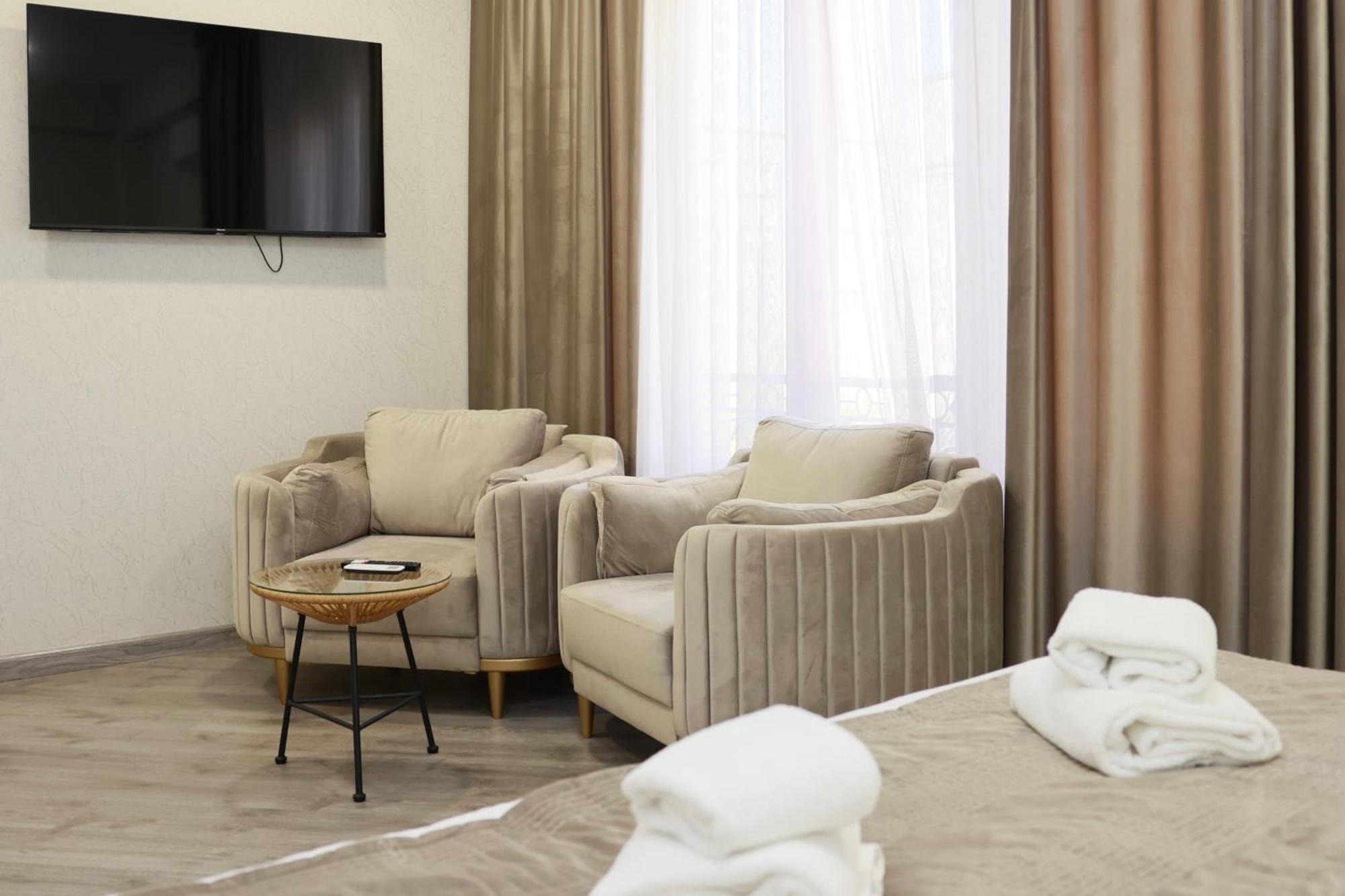 Royal Renaissance Hotel エレバン エクステリア 写真