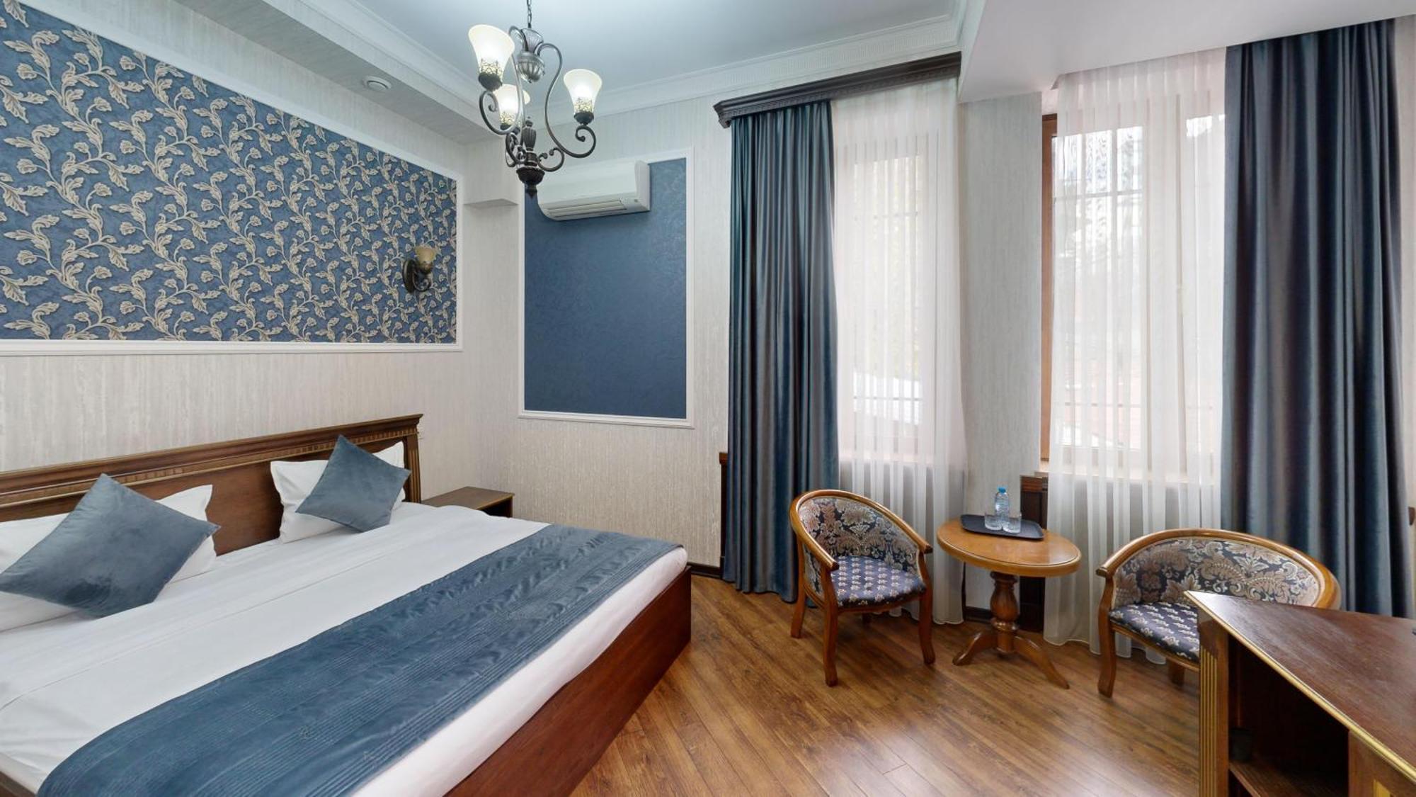 Royal Renaissance Hotel エレバン エクステリア 写真